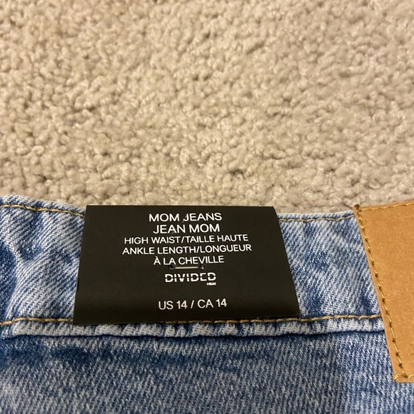 High waisted Mom jeans, distressed/ raw hem - Picture 5 of 7